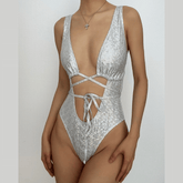 Traje de baño de una pieza con relleno, hueco y metalizado sólido cruzado en la parte delantera